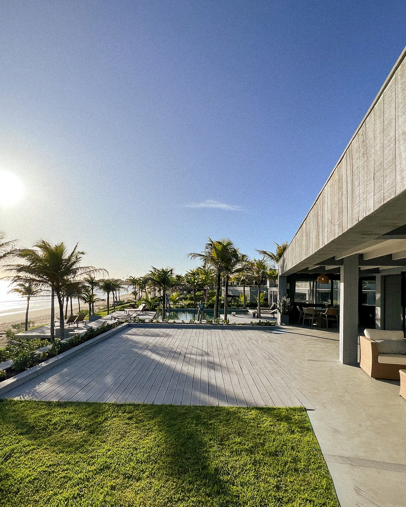 5/7 - Fachada de la Casa de Mar con terraza y jardín tropical, Club de Mar, Amontada, Ceará