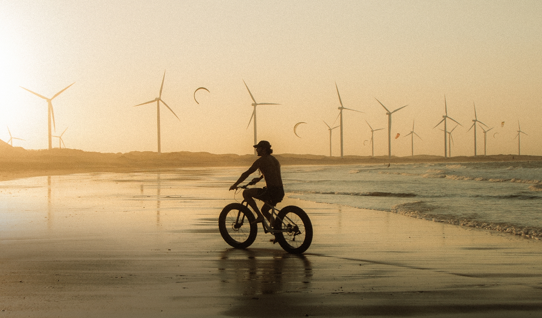 Passeio de bicicleta nas dunas e praias de Icaraizinho de Amontada, Ceará