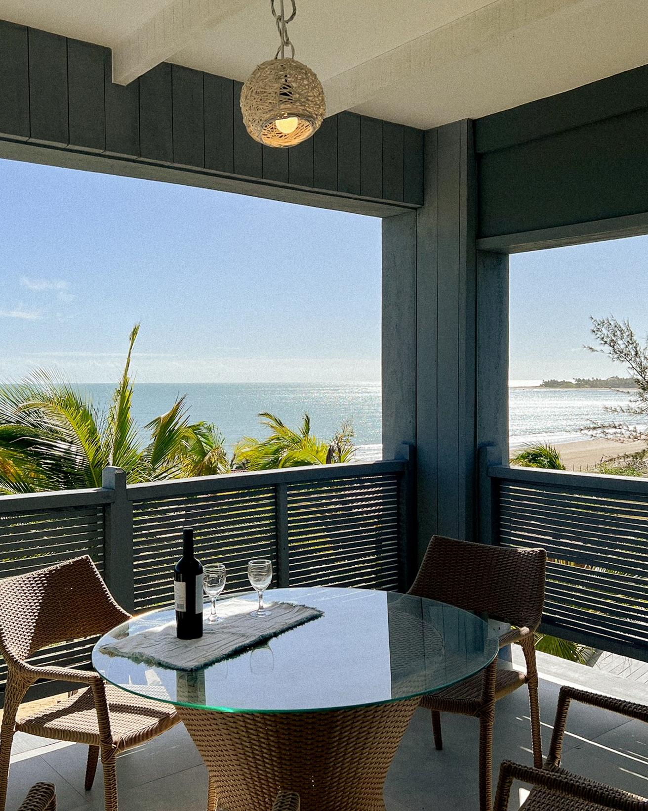 1/5 - Varanda com mesa e vista para o mar