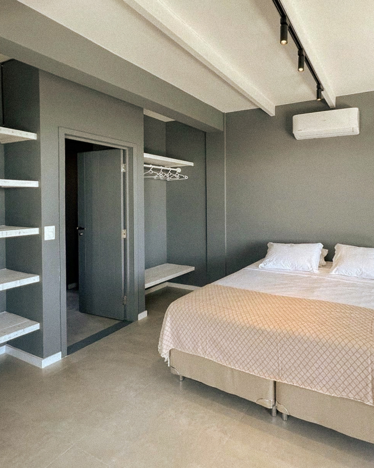 5/5 - Quarto com cama de casal e ar-condicionado