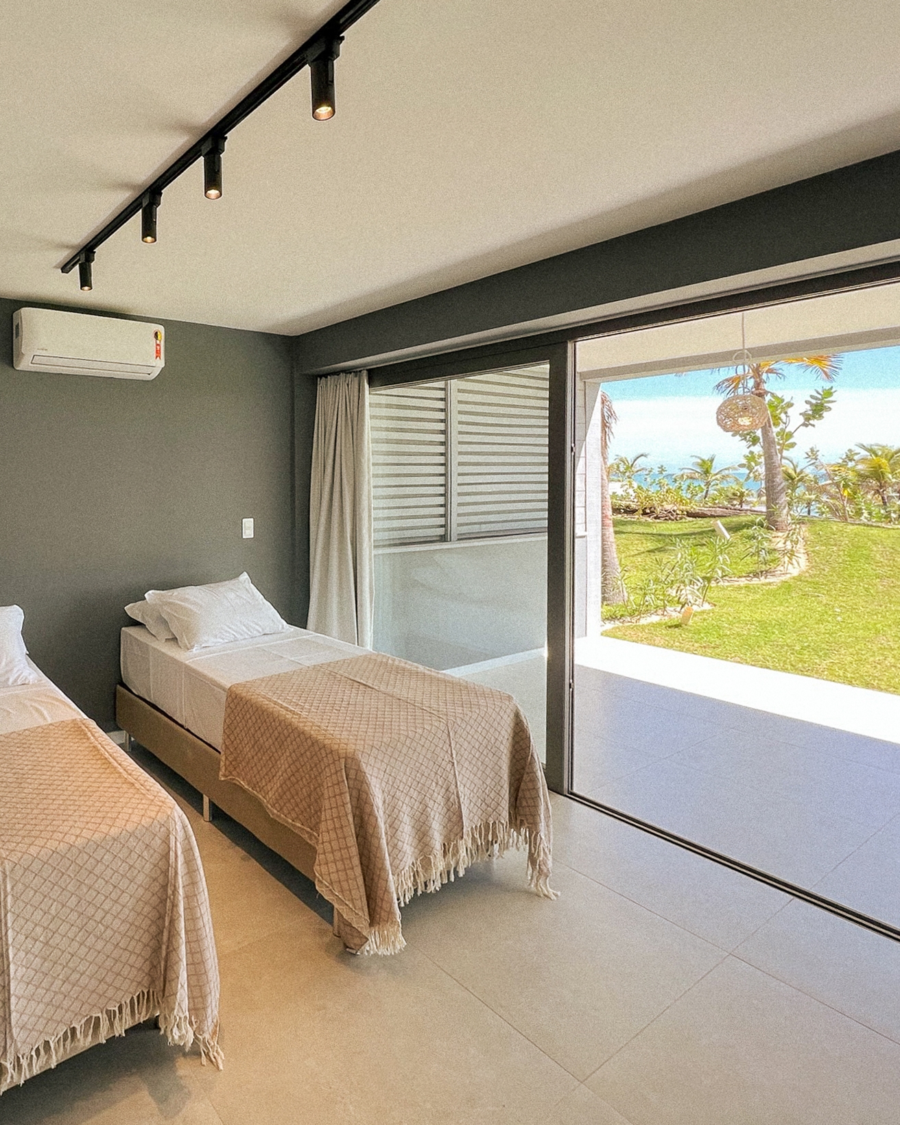 2/6 - Sala de estar con sofás y aire acondicionado del Flat Jardín de 2 Habitaciones, Club de Mar