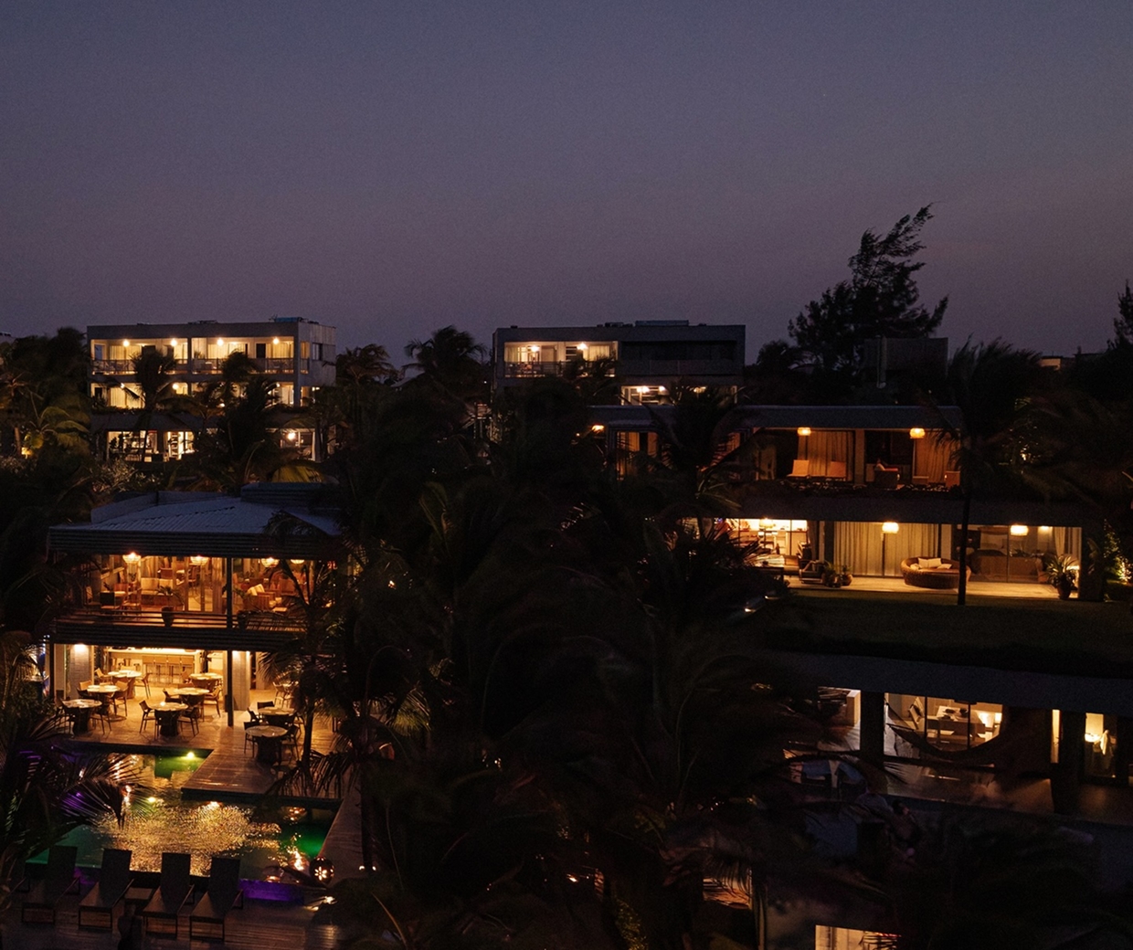 Visão area do Condo Hotel Club de Mar durante a noite