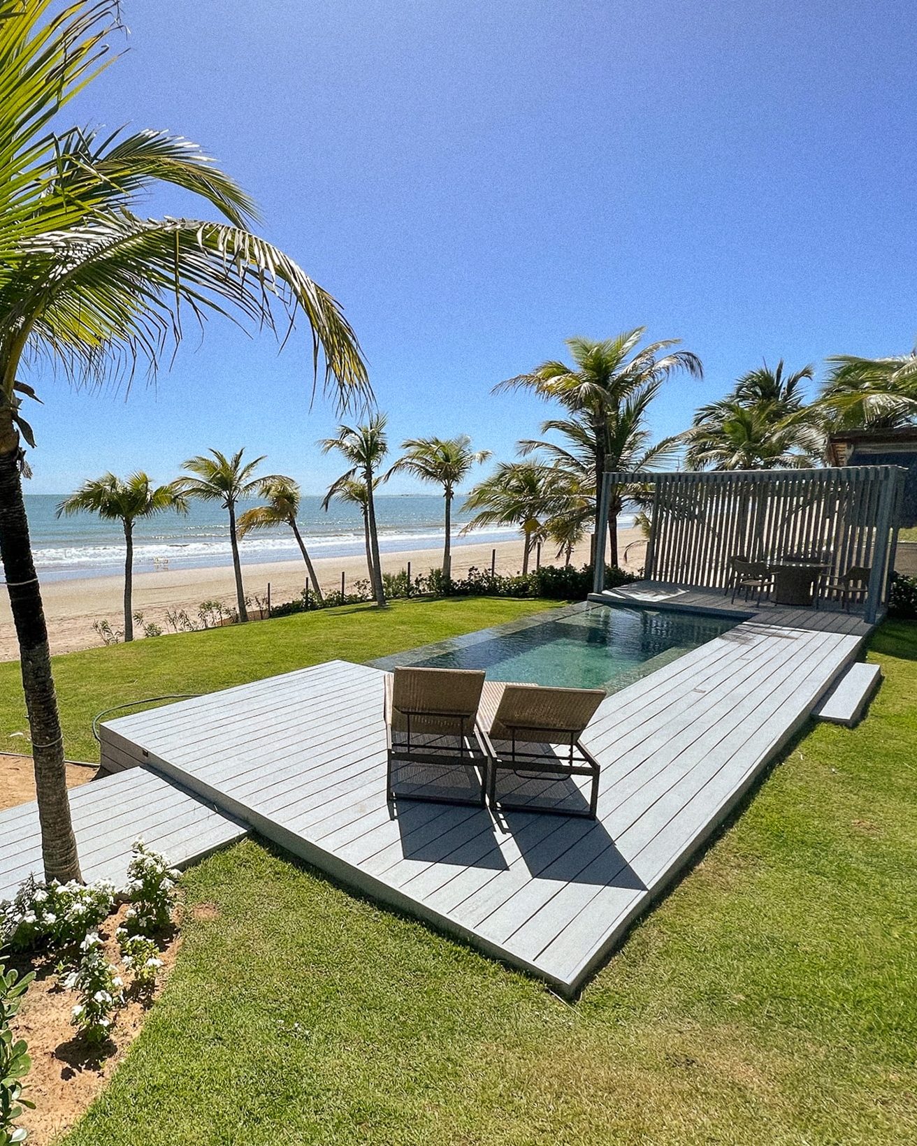 1/6 - Exterior com piscina e vista para o mar