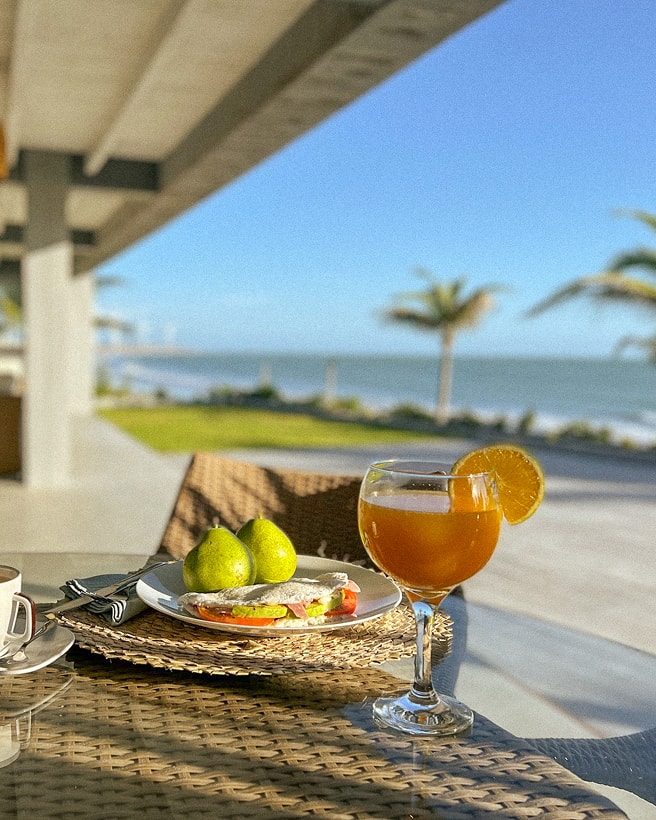 1/7 - Mesa com vista direta para o mar