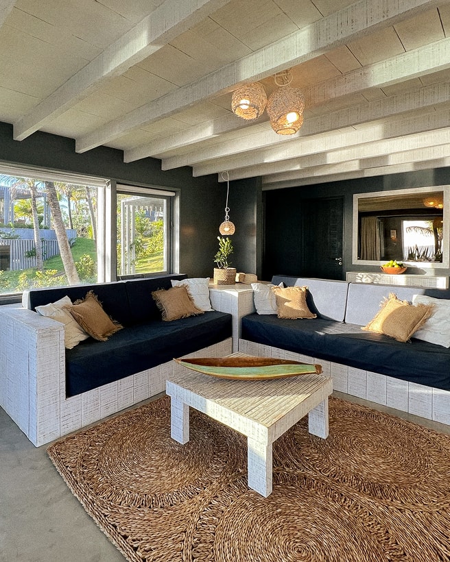 2/7 - Interior com sofá e ambiente integrado