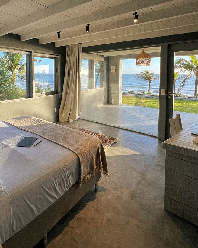 6/7 - Cama de casal e quarto com vista para o mar