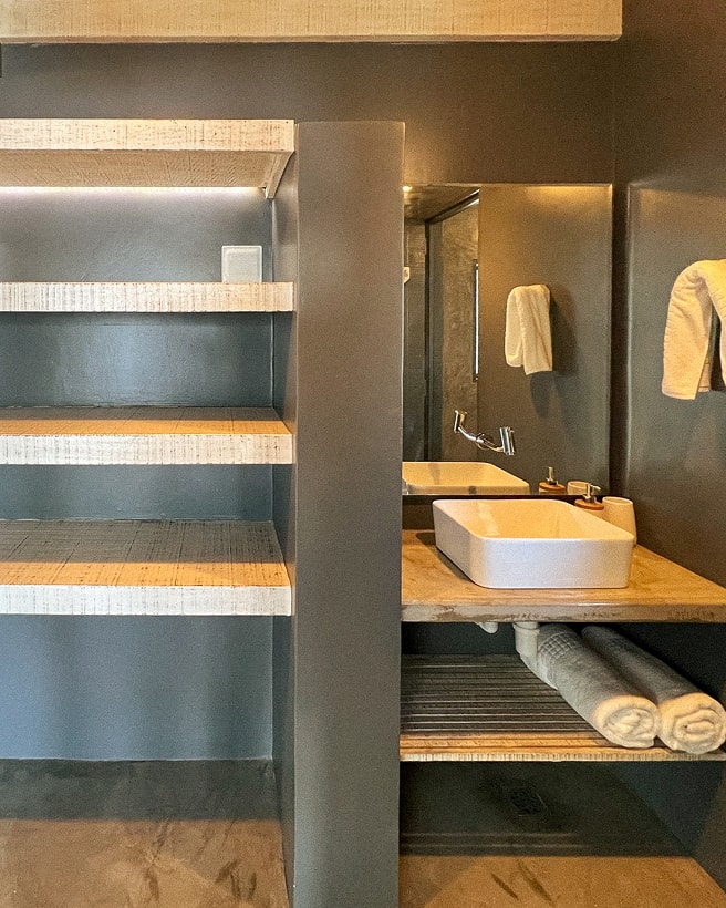 4/6 - Banheiro privativo e espaço para guardar items