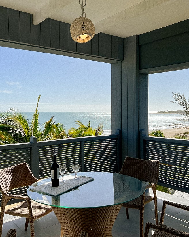 1/5 - Varanda com mesa e vista para o mar