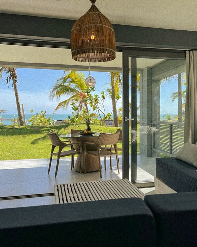 4/5 - Área com mesa próxima a sala