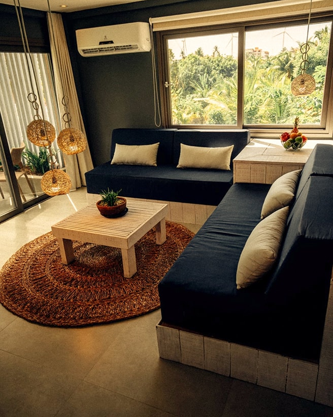 2/6 - Sala com sofás e ar-condicionado