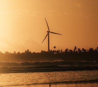 Praia de Icaraizinho durante um por do sol com pessoas andando na areia