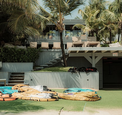 Área com piscina de uma das acomodações do Condo Hotel Club de Mar