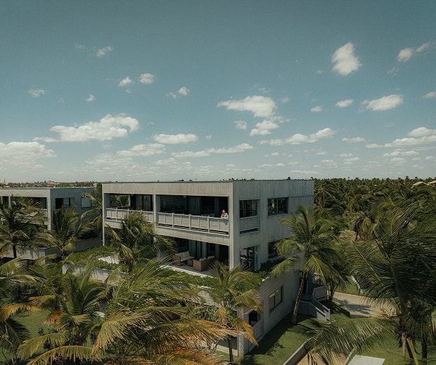 Área com mesas no ambiente noturno