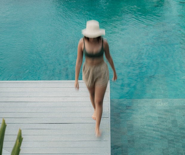 Área comum com piscina e vista para o mar