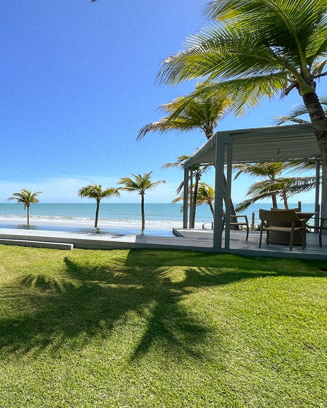 4/6 - Área próxima a piscina e espaço para descanso