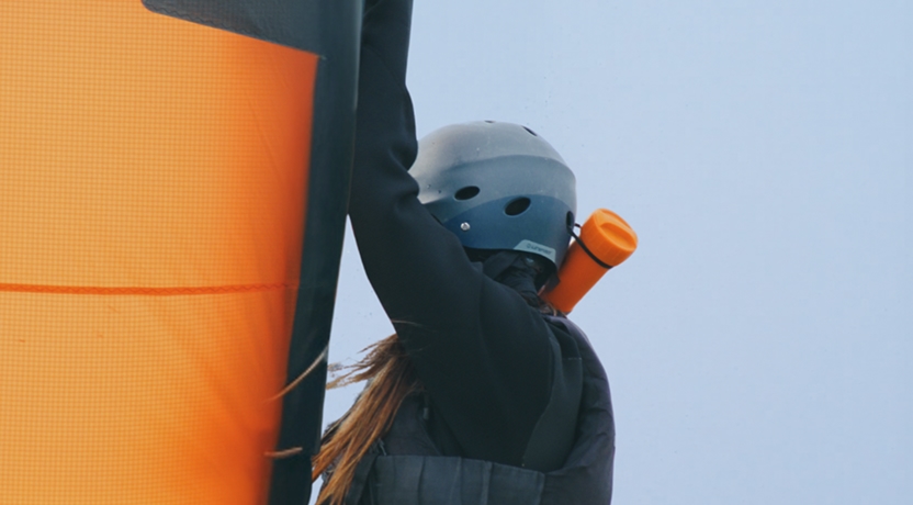 Aluna ajustando o capacete antes de uma aula de kitesurf em Icaraizinho
