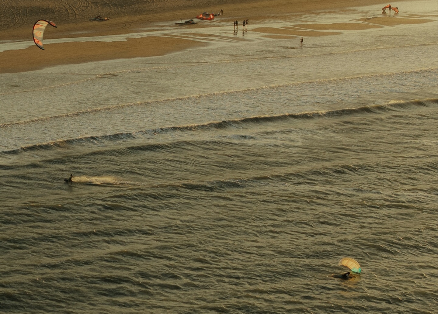 Vista aérea da praia de Icaraizinho com praticantes de kitesurf entrando no mar