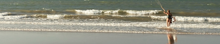 Praticante de kitesurf entrando na água em Icaraizinho