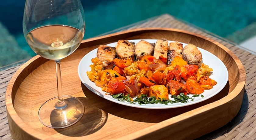 Plato de cocina regional nordestina con pescados y especias de Icaraizinho